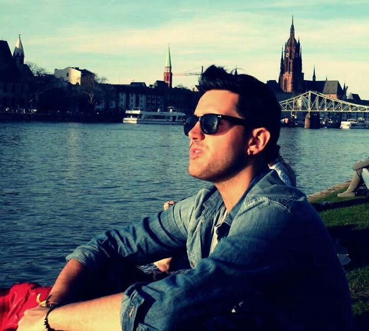 Ldo. en Farmacia, Técnico Superior en Dietética, amigo de mis amigos y amante de la fiesta. Me encantan los retos. Mi lema: La vida esta para vivirla !! :)