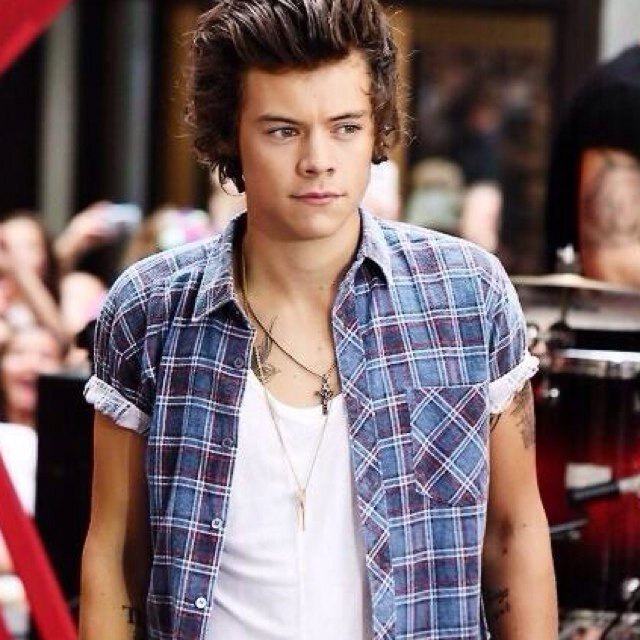 HEY PLEASE FOLLOW @CHICHINIALL SHE'LL FOLLOW BACK :))