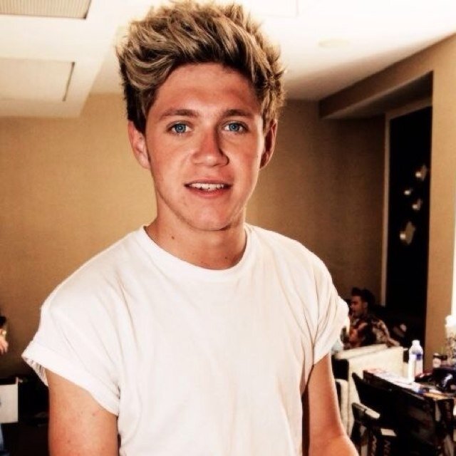 Hi I gave you a free follow so please follow @zarryfeelz :)