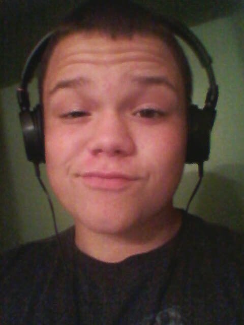 Squanto's Twitter, follow back and all that , go to lmhs and play football number 75