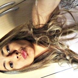 taurina, pagodeira, uma investigadora nata, são paulina com orgulho, estudante de engenharia de produção, filha de deus. ;)