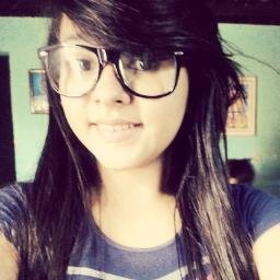 Abααiixo dє Dєus E αciimα dos tяouxαs. ;) Instagram : http://t.co/SX0raLDenf Sigam ? sz