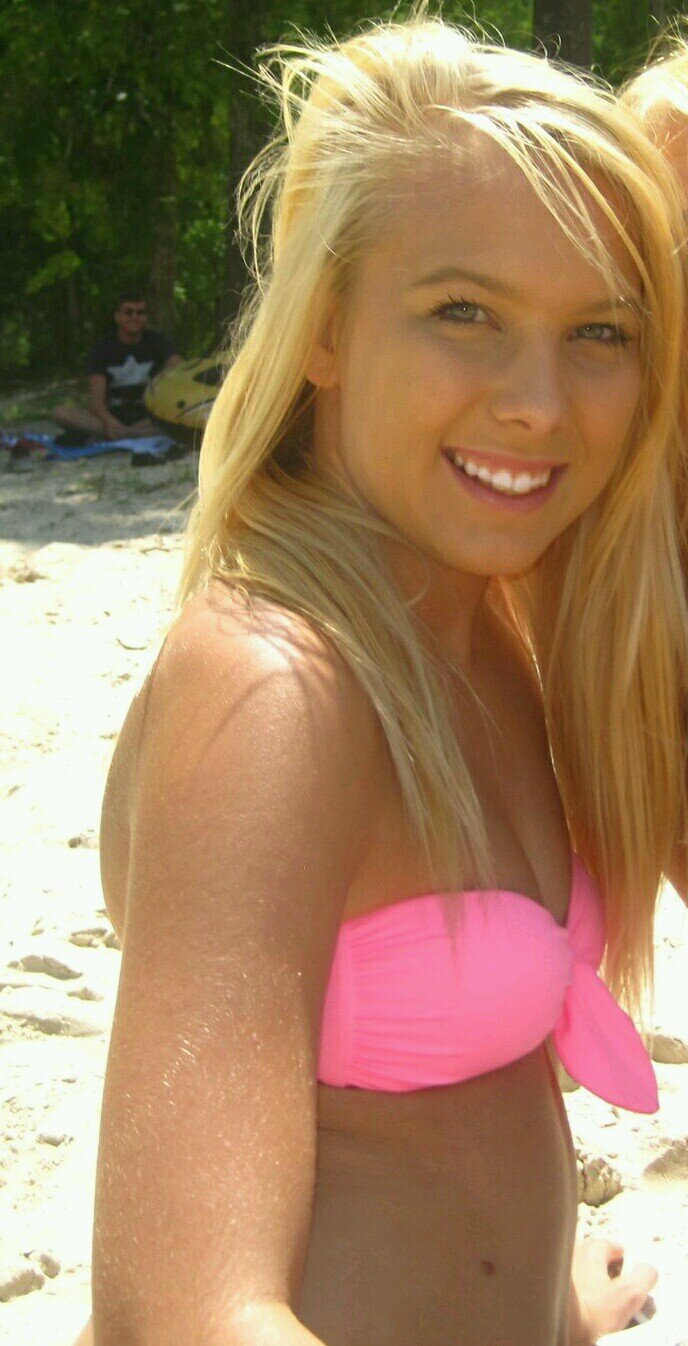 Single mommy of my precious daughter, Evalina. That's my life and I wouldn't change it for the world3