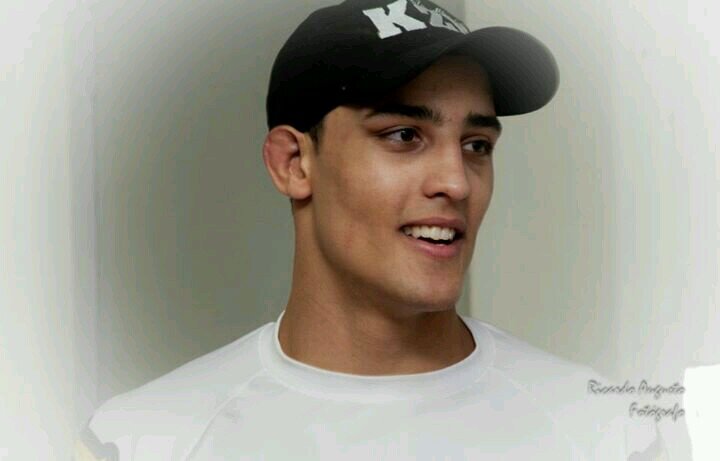 Atleta/Lutador profissional de MMA, representa a equipe Brazilian Top Team.