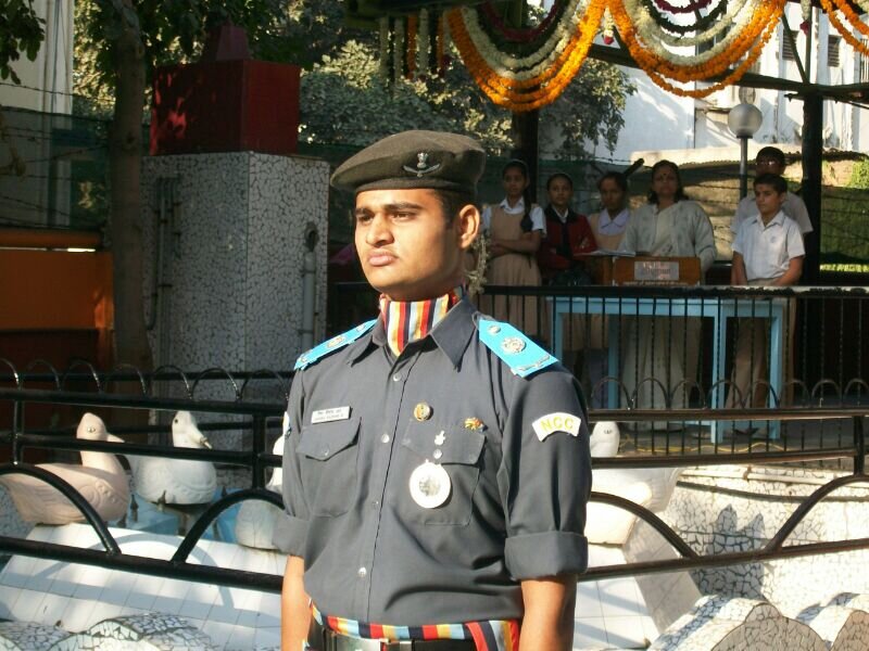 kisi ki muskurahato pe ho nisaar, kisi ka dard mil sake to le udhar, kisi k waste ho tere dil me pyar, jeena isi ka naam he.