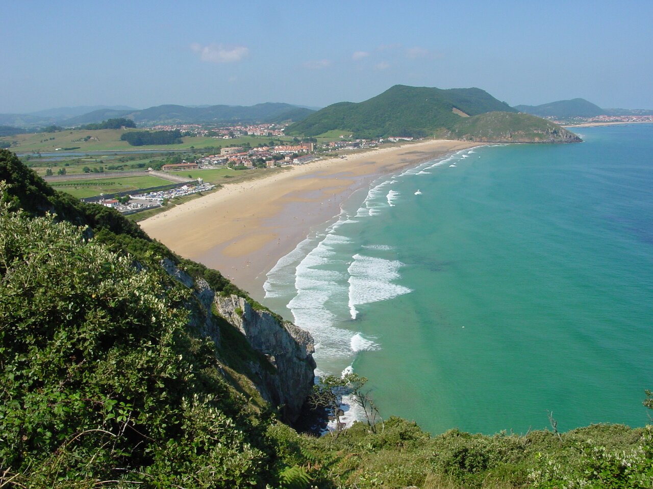 Nos dedicamos al turismo y somos amantes de Cantabria... Esperamos que tu también ;-)
Síguenos en Facebook!!