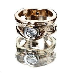 I design and make bespoke fine jewellery with precious stones and precious metals. Love golf, and my family. Simple !