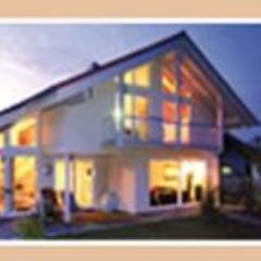 Wir sind ein innovativer Hersteller von Fertighäusern.
Zuverlässig und kompetent beantworten wir Ihnen alle Fragen zum Hausbau in Fertigbauweise
