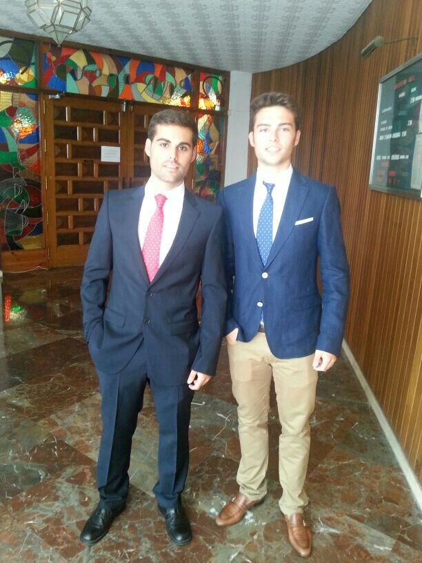 Estudio administracion y direccion de empresas en segovia y me encanta el futbol! Hala madrid!!