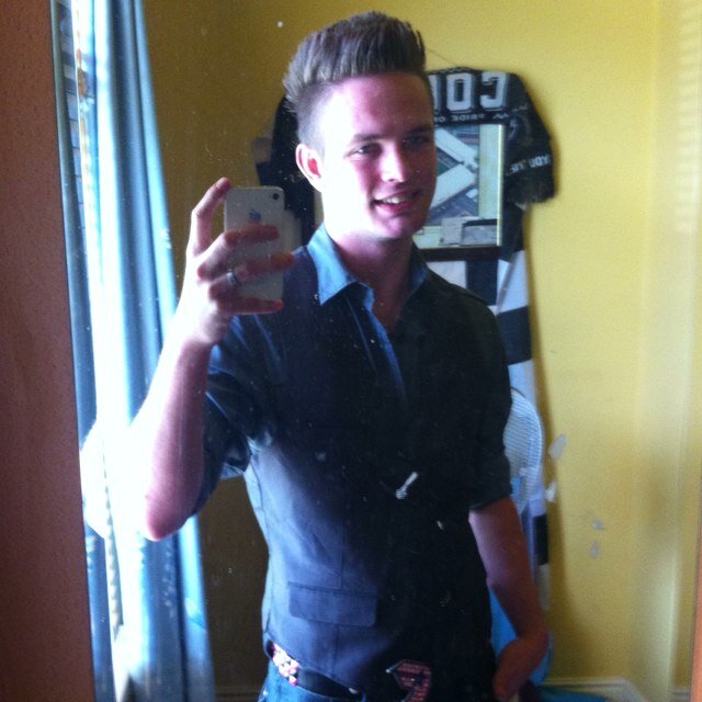 19, Bi-sexual lol, engaged. Best off all Notts County fan and work on steam locomotives