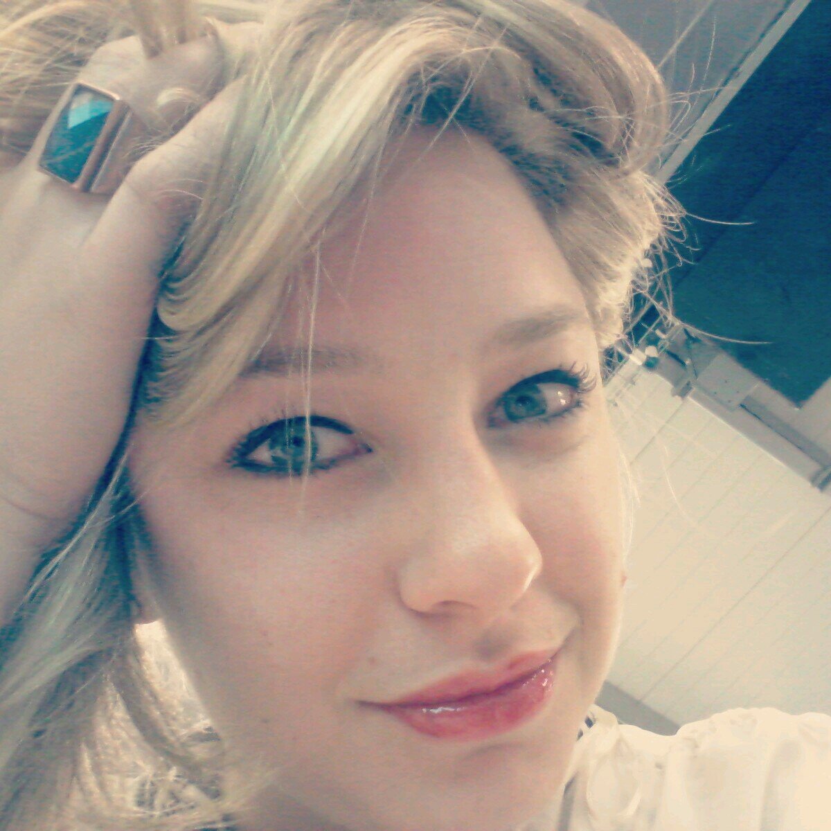 lilley_bee's profile picture. no use in defining constant change. i'm a girl. i love. and i believe something's are worth getting hurt for