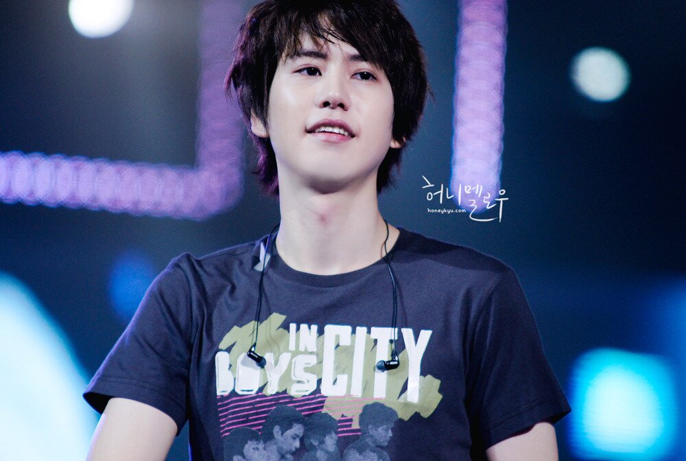 อันยองครับ ผมโจว คยูฮยอน เป็นมักเน่ กวน เกรียน แต่ผมน่ารักนะครับ ไม่เชื่อลองมาคุยกับผมแล้วคุณจะติดใจ *ยิ้มเจ้าเล่ห์* [2/9/56]