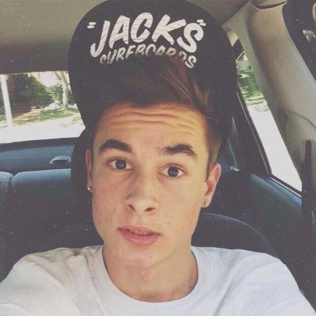 This is a free follow. Please follow @notsohemmings ask for a follow back and she'll follow you