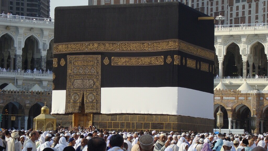رفْرَفَ القلبُ بجنبي كالذبيحْ
 وأنا أهتف: يا قلبُ اتّئدْ
فيجيب الدمعُ والماضي الجريحْ
 لِمَ عُدنا؟ ليت أنّا لم نعد
😥😥😥