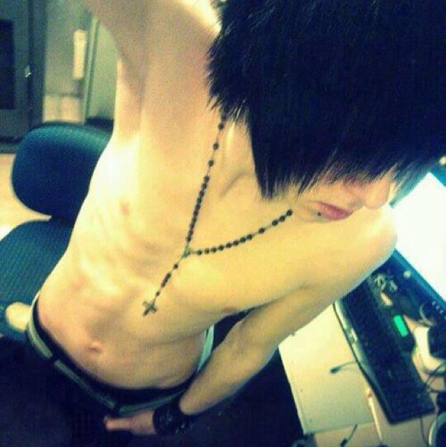 Hey Im Cody. I'm back..havent been on here in two years...I'm single...Gay and looking i guess...(Rp)