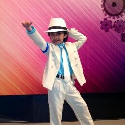 hola soy Aaron tengo 6 años y me gusta imitar a MICHAEL JACKSON                     ,