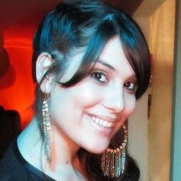 La vida es como un espejo: Te sonríe si la miras sonriendo. - Mahatma Gandhi -
