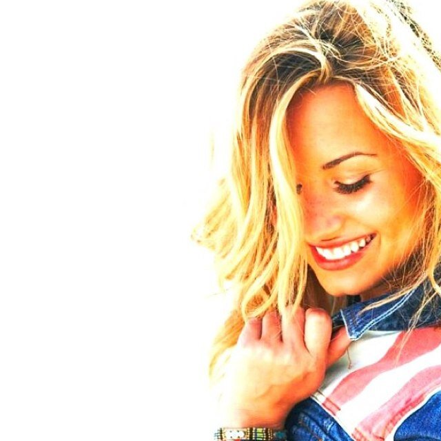 every girl has a dream, mine is to meet my idols, Justin Drew Bieber & Demetria Devonne Lovato ♡ ✞ ♪ Saw Demi on Nov. 18, 2011 Saw Justin on Nov 29, 2012 ❤