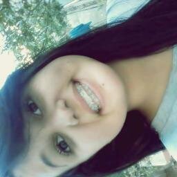 Teimosa , pagode e reggae me hipnotizam , viciada em melissa , amo independente de cor , sexo , jeito ... coisas ou pessoas com simplicidade !