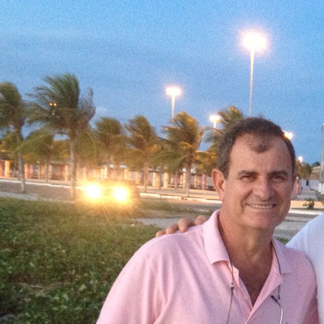 Santista, médico, amante do automobilismo, formado em Uberlandia- interesse em saude e medicina, presidente da Federacao Sergipana de Automobilismo