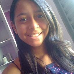garotxinha sangue bom,determinada,nunca perfeita,simpatica.. .que vevi sempre com o sorriso estampado no rosto.http://t.co/PkRbLd8fLh