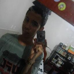 A melhor maneira de ser feliz com alguém,é aprender a ser feliz sozinho :)