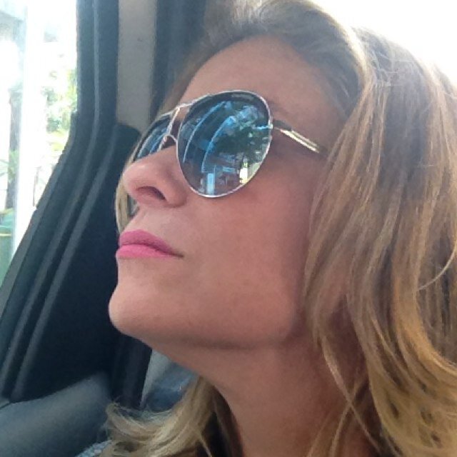 Fonoaudióloga, Especialista em Voz. Faz preparação e direção vocal de atores e cantores. Personal Voice Trainer. Vocal Coach.