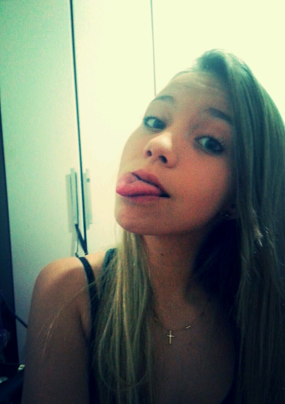 Toda honra e toda glória É Dele a vitória Alcançada em minha vida, Se sou fraco e pecador Bem mais forte é o meu Senhor Que me cura por amor ♪♫