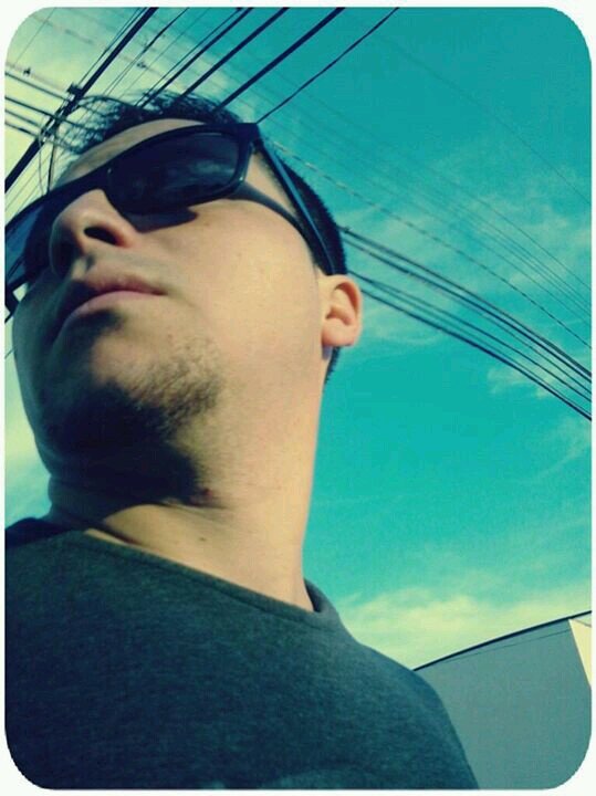 Deportista en reposo, twittero esporádico, parrillero de corazón y cervecero tiempo completo. melómano y gamer.  enamorado de @kcwainnright