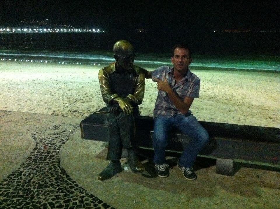 “A verdadeira função do homem é viver, não existir.”