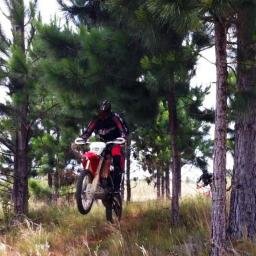 Amo Trilha de moto, tiro ao prato, pizza e praia, não necesariamente nessa ordem.