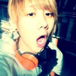 {RP} Vocalista de Lunafly. Cantante y compositor. Omma: EunJi.