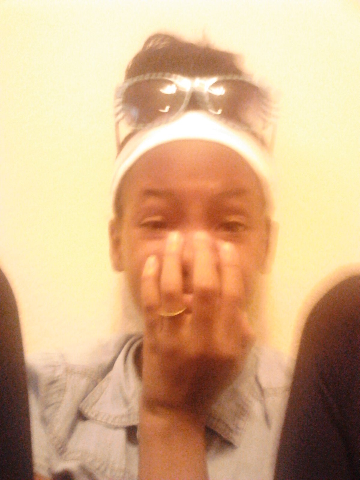 she a baddie and she no it she gone let it show Im like he like dat I luuu dat sit back and let it ride