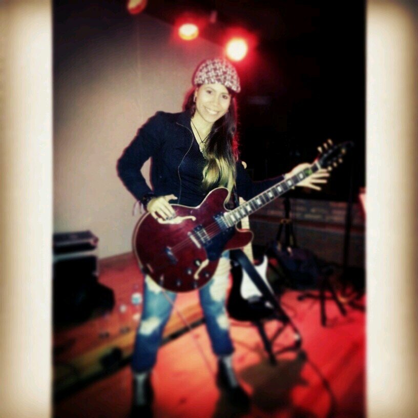 Músico,Lcda. En Educación mención Básica Integral, amante del arte!!! Cariñosa, sensible y apasionada por los bellos colores que otorga la vida!