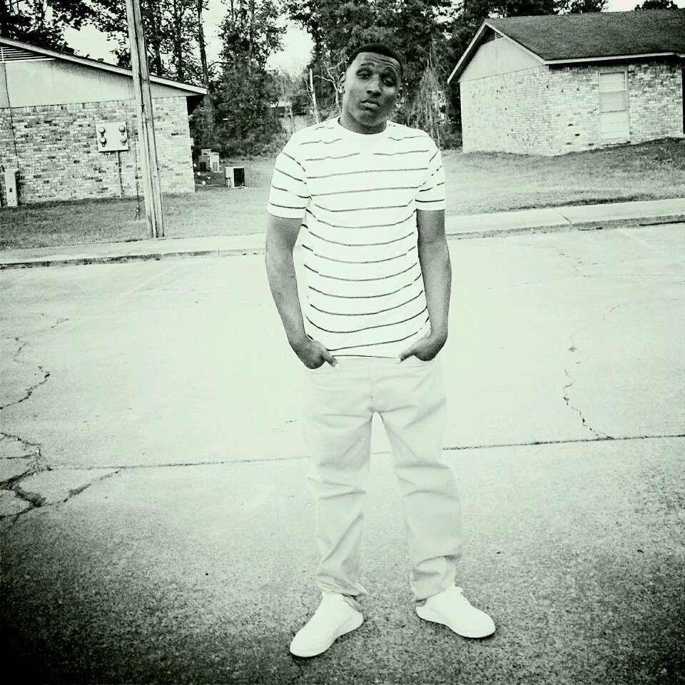 Man imma cool nigga love to have fun and live life..