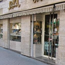 Empresa familiar fundada en 1955,  especialista en joyas de diseño en oro y plata, relojes y medallas religiosas 
Facebook: https://t.co/lkWWNewdtK
