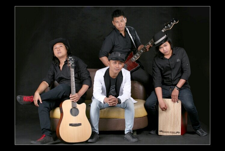 we are VOILA BAND formed in island of a thousand temple BALI.. Dee (vocal) Gede (guitar) Bayu (bass) and Ricky (drum)