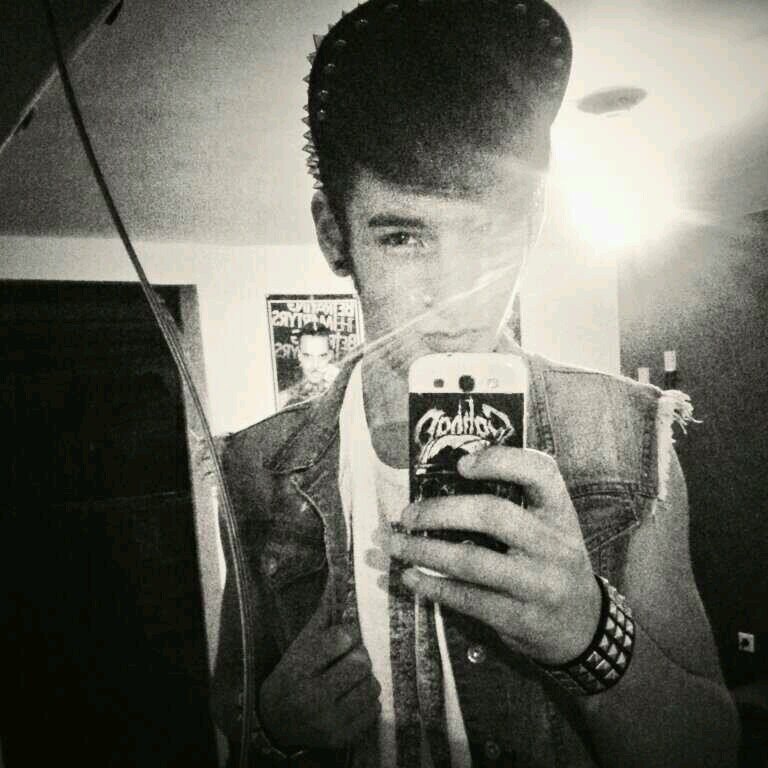 Hai my name is Chris :) I'm 16 years old and live in Germany ♥ i love metal and all kinds of techno*-* follow me and i follow back :* thanks ♥