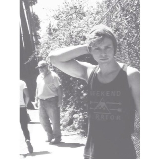 ♡you're beautiful and loved, have an amazing life. you deserve it. don't let em bring you down, stay strong & happy♡