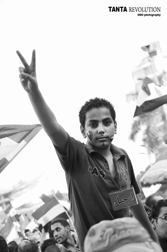 الحياه دائما ما تكون مؤلمة
  لهذا اذا صادفت (شخصا) جعل حياتك اقل الما
 (لا تتخلى عنه ابدا)