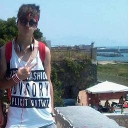 #JB Ciao mi chiamo valerio sono di napoli Ho 16 anni ho una passione per il canto. JustinBieberisMyidol..
♦Facebook:https://t.co/bF90KXvznF?