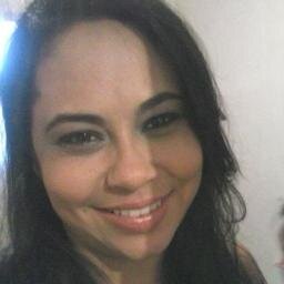 Difícil falar da gente,sou cheia de defeitos ,tentando melhorar a cada dia ,aprendendo a conviver e viver bem ,é tudo que espero  de mim !!!!!!!!!!!!