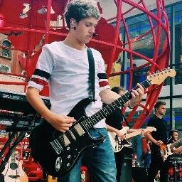 ciaoo! sono un fake di Niall Horan! :) 
seguitemi!!