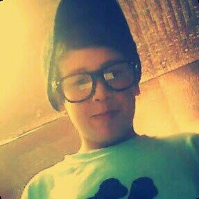 Me gusta la musica ablar de famosos me gusta jugar a la xbox y a la PlayStation 3 y el jugo preferido es el PES 2013 y el CALL OF DUTY