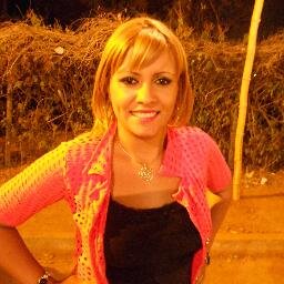 sou cantora compositora casada amo jesus amo rock
e resto e o resto profissional rocker.....