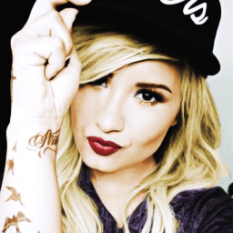Seja Forte,nao como ondas que se destroem , mais sim como as rochas que tudo suportam - Demi Lovato .. ∞ †
