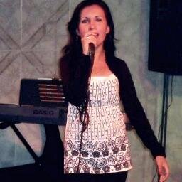 Locutora De Radio-Cantante Solista (Segime & te Sigo)