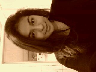 ♥ Sorrir não mata. Viver não dói. Abraçar não arde. Beijar não fere. Rir não machuca. Você não tem motivos para não tentar ser feliz ♥ !