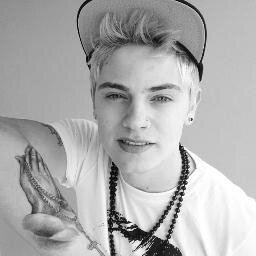 Dede o primeiro dia em que te conheci me apaixonei ,e sabia que esse amor eu levaria pra sempre ! Te amo @CHRIS_LEAO . since: 08/08/11 ás 23:21.