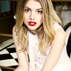 24. Actriz pero no porno. Aunque pensándolo bien, podría dedicarme a ello, tengo experiencia tras interpretar a Cassie en Skins.